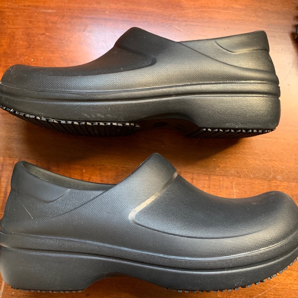 Black crocs